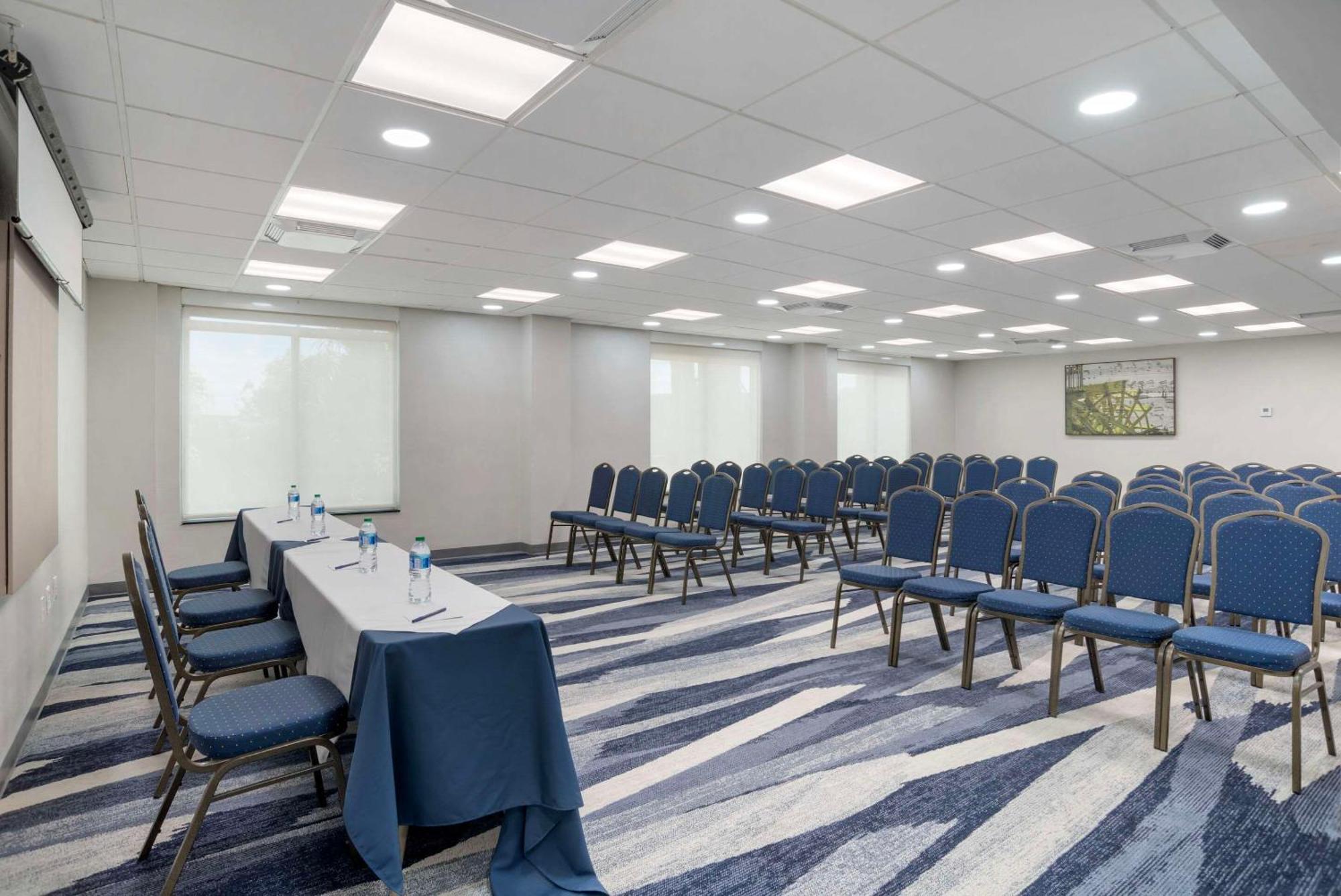 Comfort Inn & Suites New Orleans Airport North Kenner Bagian luar foto